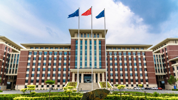 Die Jilin-Universität ist in der im Nordosten Chinas gelegenen Stadt Changchun ansässig.