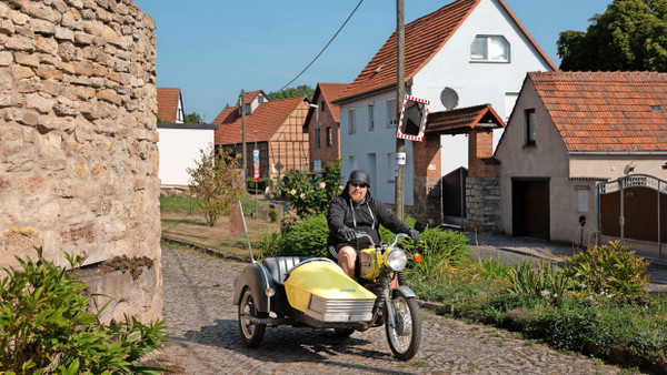 AfD-Wähler Ronny Wächtler auf seinem Motorrad in Niederbösa