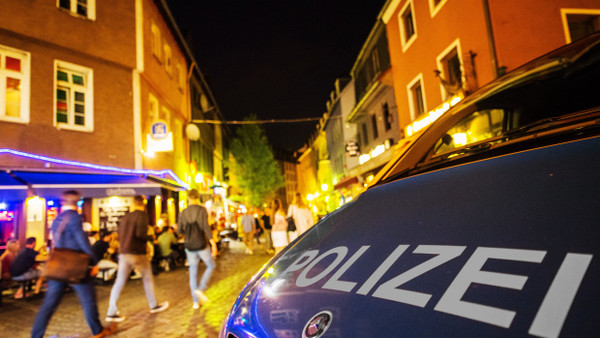 Beliebtes Partyviertel in Frankfurt: Ein Polizeiauto steht in Alt-Sachsenhausen.