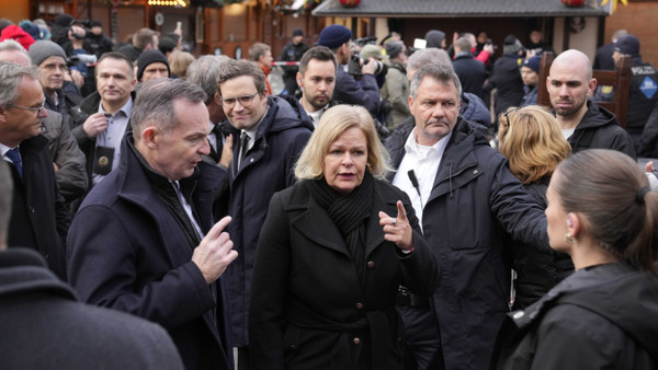 Bundesinnenministerin Nancy Faeser (SPD) zusammen mit Justizminister Volker Wissing (links) am 21. Dezember 2024 in Magdeburg