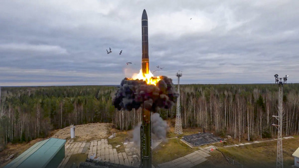 Testabschuss der ballistischen Interkontinentalrakete „Yars“ im Rahmen der russischen Atomübungen von einem Startplatz in Plesetsk, Russland im Jahr 2022.