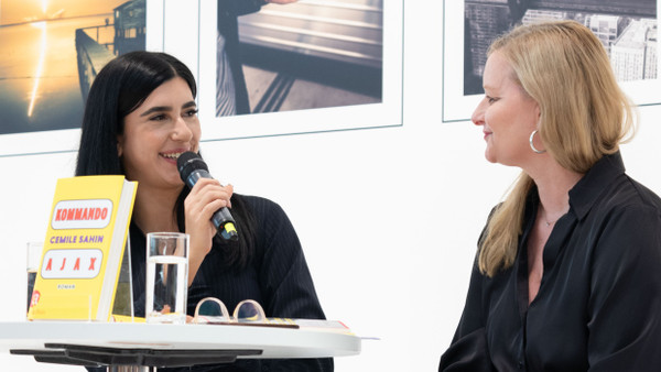 Cemile Sahin (l.) im Gespräch mit Julia Encke am F.A.Z.-Stand auf der Buchmesse 2024