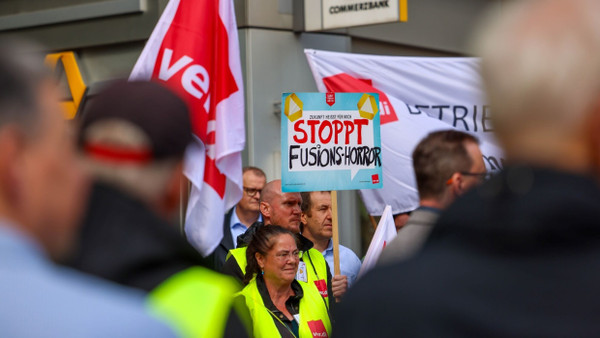 „Stoppt den Fusions-Horror“: Mehr als 100 Beschäftigte nahmen an der Kundgebung vor dem Commerzbank Tower teil.