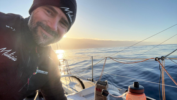 Endlich Sonne, endlich gutes Wetter: Boris Herrmann genießt die Zeit auf seinem Boot im Atlantik.