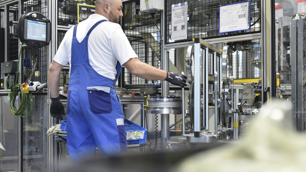 Mitarbeiter des Getriebeherstellers ZF im Werk Saarbrücken.