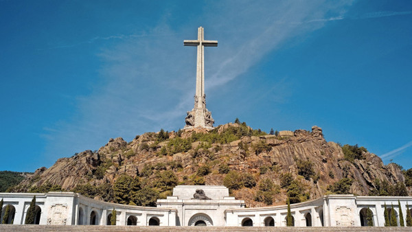 Das spanische Nationalmonument des Heiligen Kreuzes im Tal der Gefallenen, Valle de los Caídos, in dem sich die Grabstätte des Diktators Francisco Franco befand