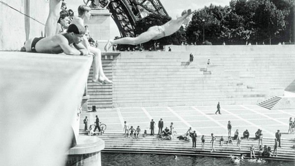 Der erste Sommer nach dem Krieg: 1945 ist Doisneau dabei, als sich die Pariser Jugend in der Seine abkühlt.