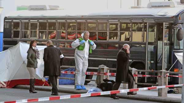 Akribisch: Polizisten suchen nach der Tat verwertbare Spuren rund um den Bus am Terminal 2 des ­Frankfurter Flughafens.