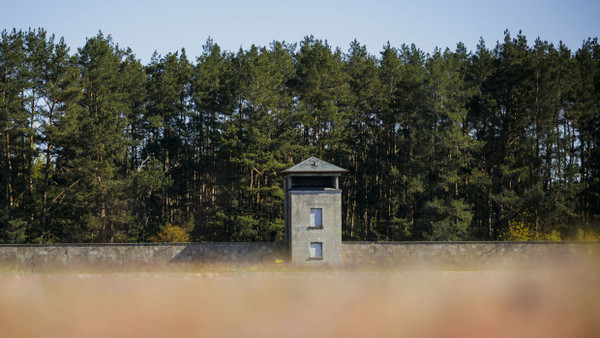 Blick auf einen Wachturm in der Gedenkstätte KZ Sachsenhausen