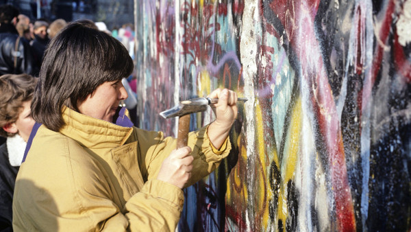 Im Steinbruch der Geschichte: Mauerspechte holen sich hier am 19. November 1989 Souvenirs aus der Berliner Mauer.