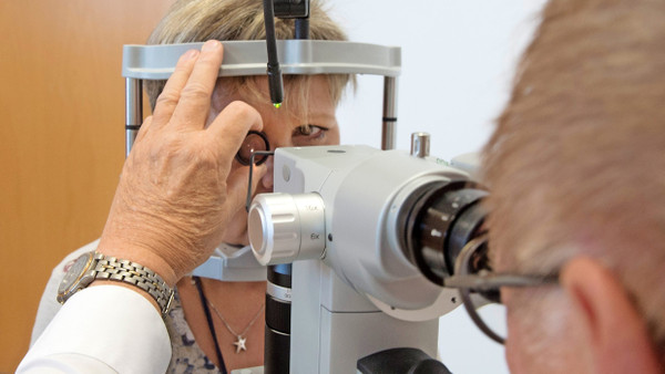 Augen auf: In Augenarztpraxen werden oft Zusatzbehandlungen angeboten.