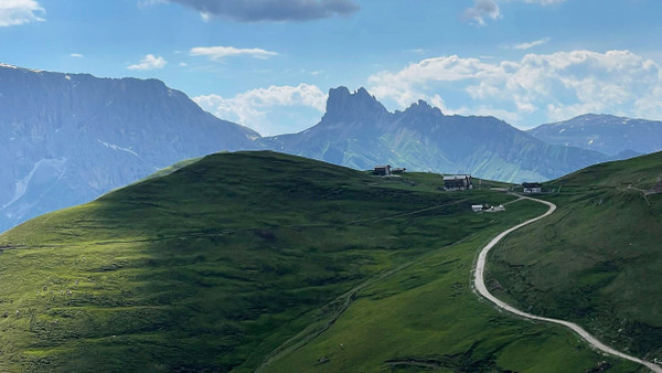 Die Mischung macht’s: Die Dolomiten bestehen aus sanftem Almgelände und schroffen Felsgipfeln, wie man auf dem Friedrich-August-Weg zum Sellajoch erkennen kann.