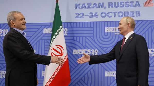 Der iranische Präsident Massud Peseschkian wird am 23. Oktober 2024 von Russlands Staatschef Wladimir Putin auf dem BRICS-Gipfel in Kasan begrüßt.