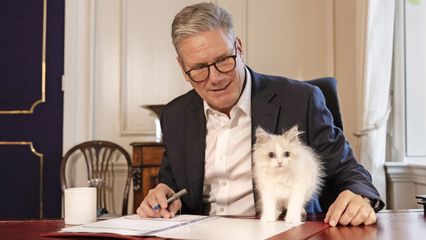 Neuankömmling in 10 Downing Street: Der britische Premierminister Keir Starmer präsentiert Kätzchen Prince.