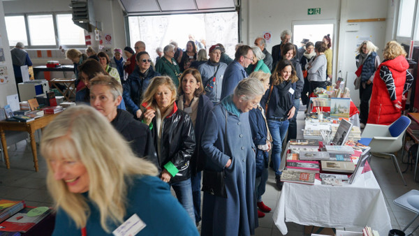 Publikumandrang für eine lokale Buchmesse - das dürfte als Modell für die Zukunft taugen Blick in die „freiBUCH“.