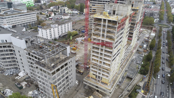 Was mit den Betonskeletten der alten Siemens-Türme in Offenbach geschieht, ist immer noch unklar.