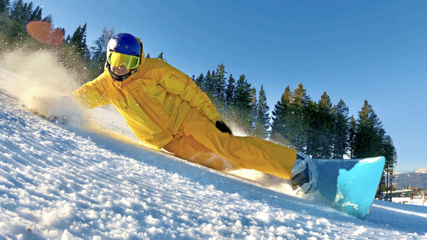 Echt schräg: So wäre der Autor gerne gefahren. Das Prinzip war im Kopf, das richtige Board an den Füßen. Zwischen Körper und Piste war aber noch Platz.