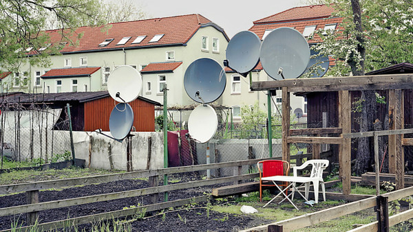 Reiz der Peripherie: Der Fotograf  Joachim Schumacher entdeckt im  verkorksten Siedlungsbrei des   Ruhrgebiets Inseln privaten Glücks.