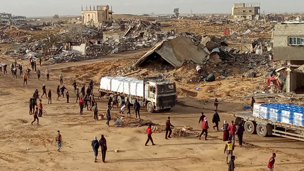 Palästinenser versuchen im südlichen Gazastreifen Hilfsgüter aus einem Lastwagen zu holen.