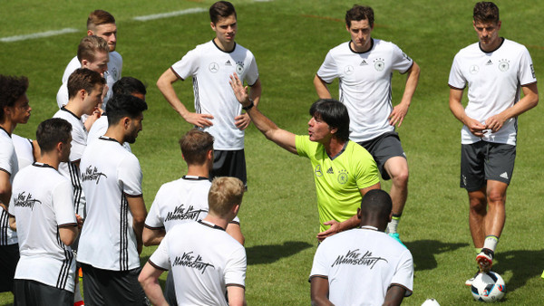 Leidenschaftlich: Joachim Löw instruiert seine Spieler während des Trainingslagers in Ascona.