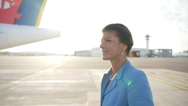 Sahra Wagenknecht auf dem Rollfeld des Flughafens von Saarbrücken. Sie pendelt zwischen dem Saarland und Berlin.