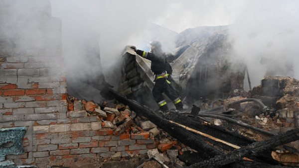 Feuerwehrleute löschen am 25. Dezember in Charkiv einen Brand, der nach einem Drohneneinschlag in einem Wohnhaus entstanden ist.