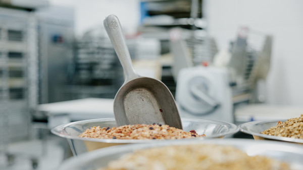 Trendthema Granola: In Anne Wiggerts Frühstücksmüsli sind Zutaten wie Getreideflocken, Karotten, Nüsse, Kürbiskerne und Kokos-Flakes enthalten