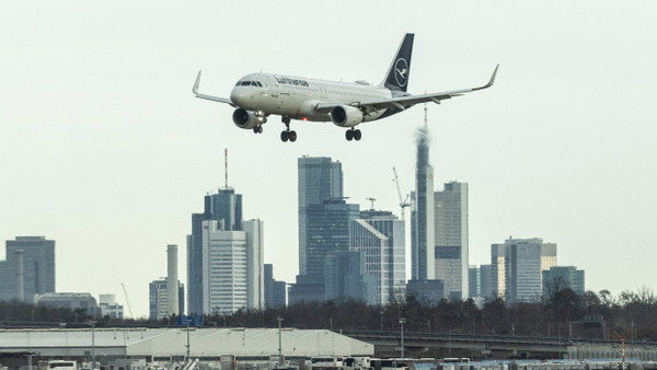 Nicht selten gibt es an Bord eines Flugzeugs aggressive Ausschreitungen. Wie geht das Personal in der Maschine damit um?