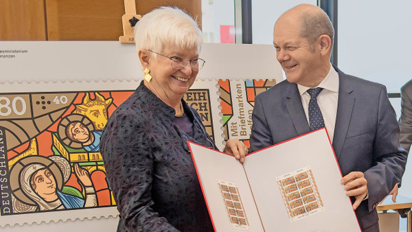 Mit Krippe: Der damalige Finanzminister Olaf Scholz (SPD) und Gerda Hasselfeldt, Präsidentin der Bundesarbeitsgemeinschaft der Freien Wohlfahrtspflege e. V., präsentieren 2019 die Sonderbriefmarke.