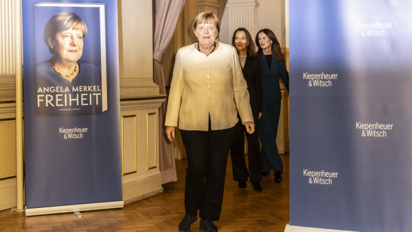 Die ehemalige Kanzlerin, Angela Merkel, bei ihrer Buchpremiere im Deutschen Theater Berlin, hinter ihr die Verlegerin Kerstin Gleba (rechts) und die Journalistin Anne Will