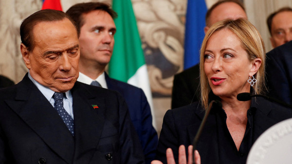 Der Vorsitzende der Partei Forza Italia und frühere italienische Ministerpräsident Silvio Berlusconi und Ministerpräsidentin Giorgia Meloni im Oktober 2022 im Quirinalspalast in Rom.