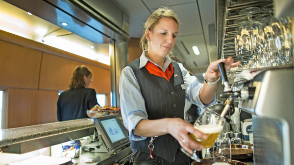 Die letzte Runde: Eine Bahnmitarbeiterin zapft Bier im Bordbistro eines ICE. Ab 2025 wird es dort nur noch Flaschenbier geben.