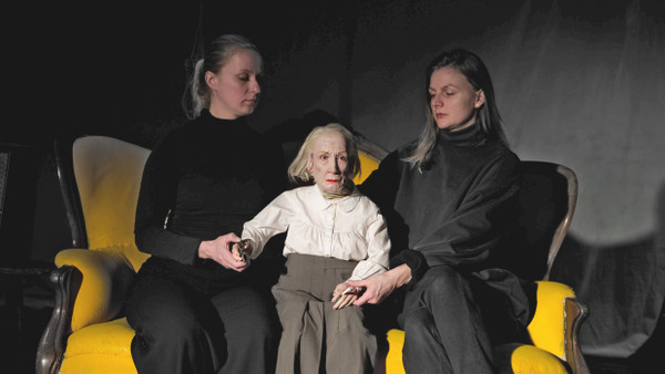 Lebendig wie ein Mensch: Theatergründerin Hannelore Oehmichen als Puppe mit den Puppenführerinnen Eva Vinke (links) und Franziska Rattay