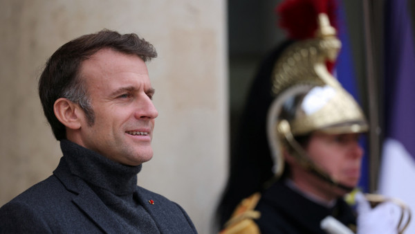 Der französische Präsident Emmanuel Macron vor dem Élysée-Palast