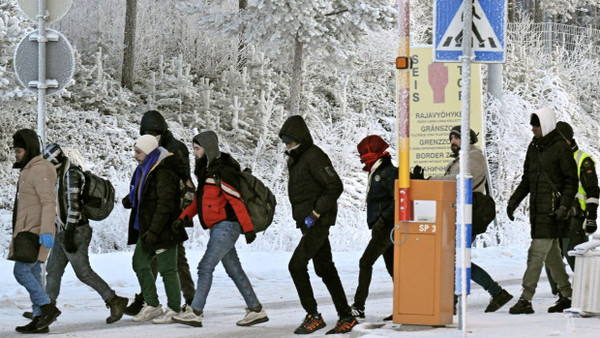 Von Russland kommende Migranten erreichen den finnischen Ort Salla