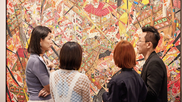 Austausch: Besucher am Stand der internationalen Pariser Galerie Perrotin vor einem Gemälde auf Seide des Koreaners Hun Kyu Kim