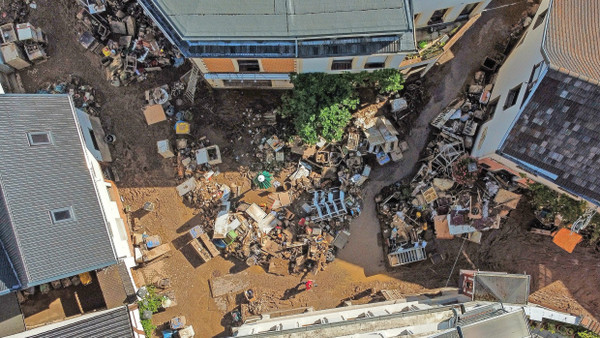 Blick auf die Straßen von Ahrweiler, wo nach dem Hochwasser im Sommer 2021 Schuttberge zu sehen sind