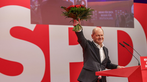 Bundeskanzler Olaf Scholz wird mit einer großen Mehrheit bei dem SPD-Parteitag in Berlin zum Kanzlerkandidaten gewählt.