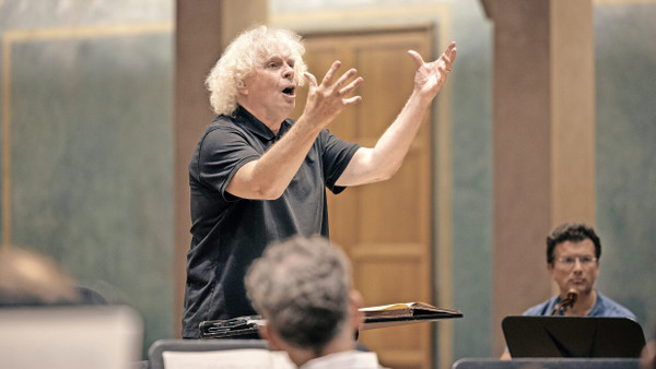 Mit ehrenvollem Geburtstagsgeschenk: Sir Simon Rattle in München