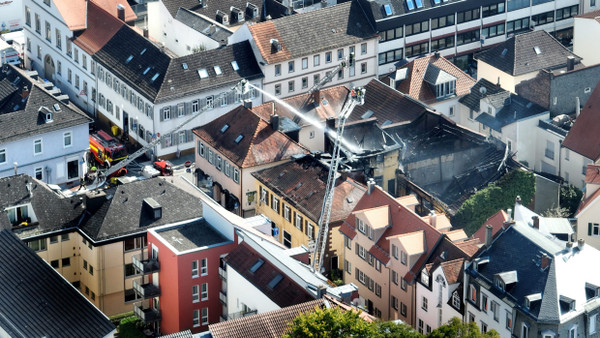 Brand in einem historischen Gebäude gelöscht: Ein Teilabriss ist nicht zu verhindern.