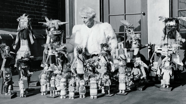 Dem Reiz der Figuren, die die Hopi ursprünglich für ihre Kinder bastelten, verfiel auch er: Max Ernst im Kreise seiner Kachina-Puppen, um 1942.