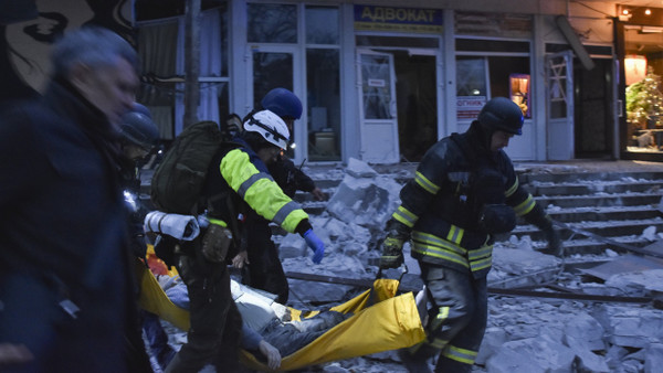 Rettungskräfte tragen einen verletzten Zivilisten, nachdem eine russische Rakete eine private medizinische Klinik in Saporischschja getroffen hat.