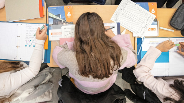 Zu erwarten sind mehr Hausaufgaben: Schülerinnen der 6. Klasse beim Mathematikunterricht in Offenbach