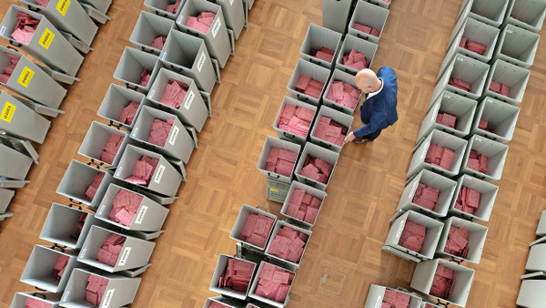 Zeitlose Wahlen: Ob in der Kabine am Wahltag oder vorab per Briefentscheid, der Bedarf an Papierbögen ist immer noch enorm.