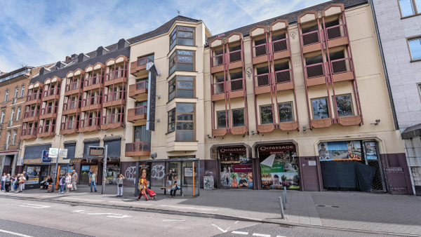 Steht schon lange leer: Die Citypassage in Wiesbaden an der Schwalbacher Straße soll den Mauritiushöfen weichen.