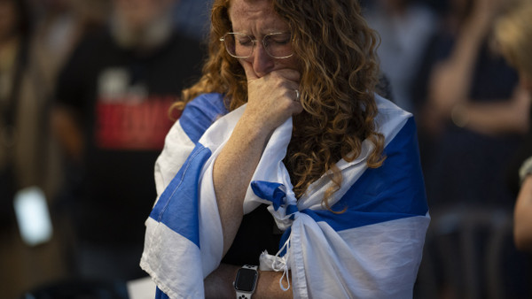 Eine Frau bei einer Mahnwache für die getötete Geisel Hersh Goldberg-Polin vergangangen September in Jerusalem