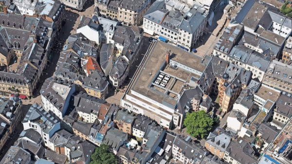 In zentraler Lage: Das ehemalige Kaufhaus an der Langgasse, das die Stadt gekauft hat, weckt in Wiesbaden Begehrlichkeiten.