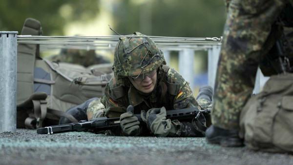 Grundausbildung beim Luftwaffenausbildungsbataillon der Bundeswehr in Germersheim: Eine Soldatin auf der Hindernisbahn