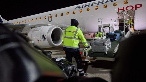 Arbeit aufgenommen: Ein Swissport-Mitarbeiter lädt Koffer in ein Flugzeug.