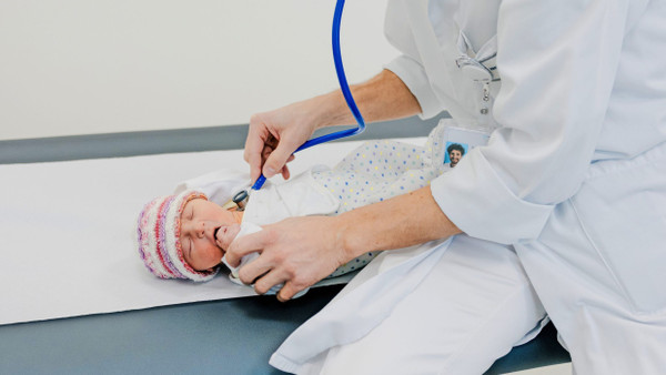 Im Varisano Klinikum Höchst untersucht Kinderarzt Christopher Meudt die zwei Tage alte Tamina.